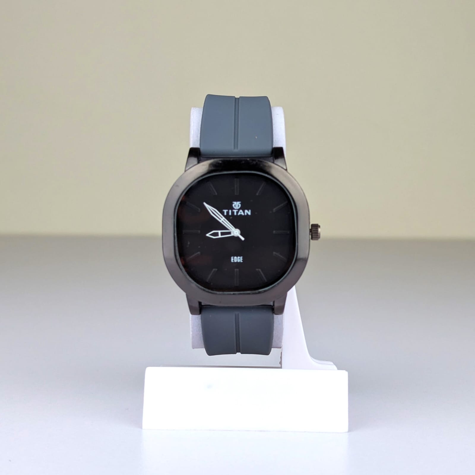 Luxury Edge Magnetic Lock Watch – Water Resistant | Premium DesignP0172